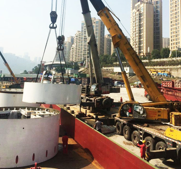 河东吊车作业中