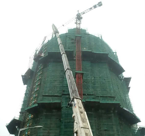 河东吊车在工地上作业